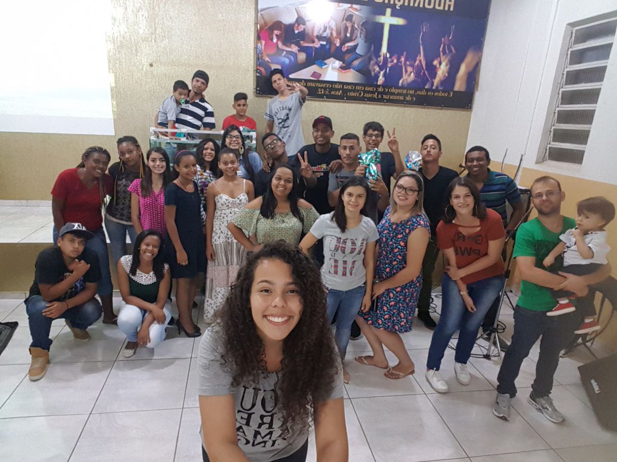 TaTah_Andradeh's tweet photo. Culto de jovens mais que abençoado' *-* <3
#IBNV ~ 🎶 Eu vou crescendo, absorvendo, desenvolvendo amor em Deus 🎶💗 https://t.co/6lS3M52yDf