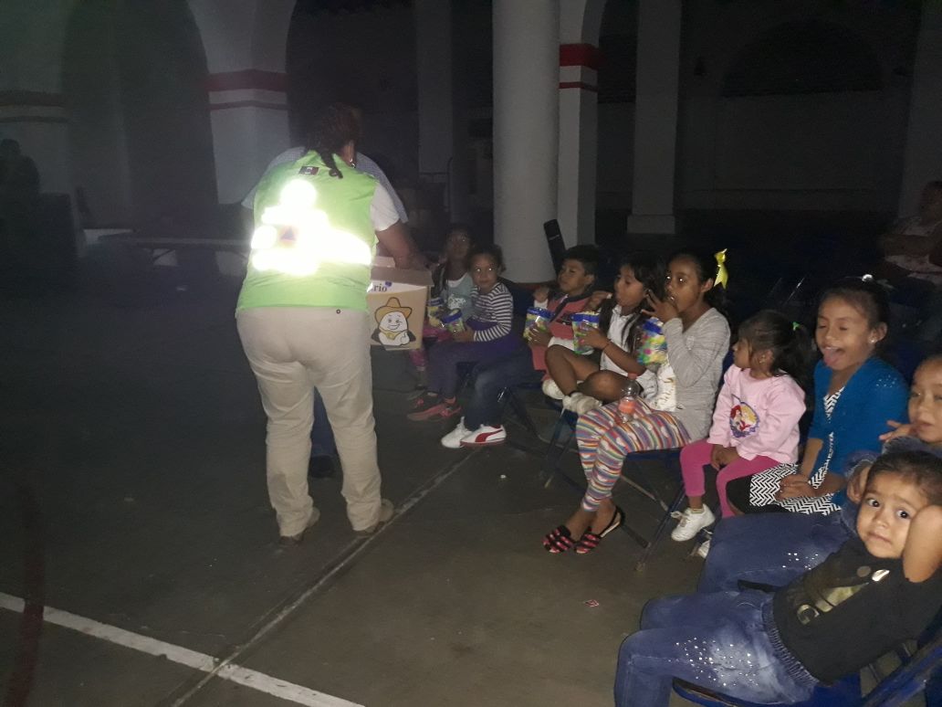 CEPCyGR_GobOax's tweet photo. #RUTAPORLAPROTECCIONCIVIL , en el Istmo de Tehuantepec, día 3, #BarrioLaSoledad #Oaxaca
@alejandromurat @Heliodoro_hcde https://t.co/fTntekc23M
