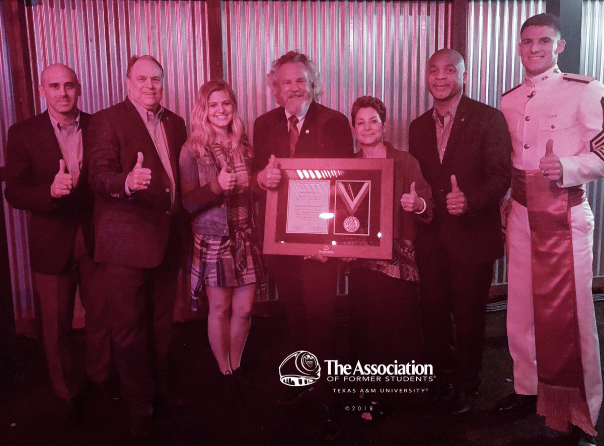 AggieNetwork's tweet photo. Singer/songwriter @RobertEarlKeen1 ’78, credited as a founder of today’s Texas country sound, has raised funds for Bonfire victims, #HurricaneHarvey relief and charities like @hcyotx. Keen learned tonight he is among the @TAMU 2018 Distinguished Alumni: https://t.co/Km8PSW3zYw https://t.co/pzZ93hvOCy