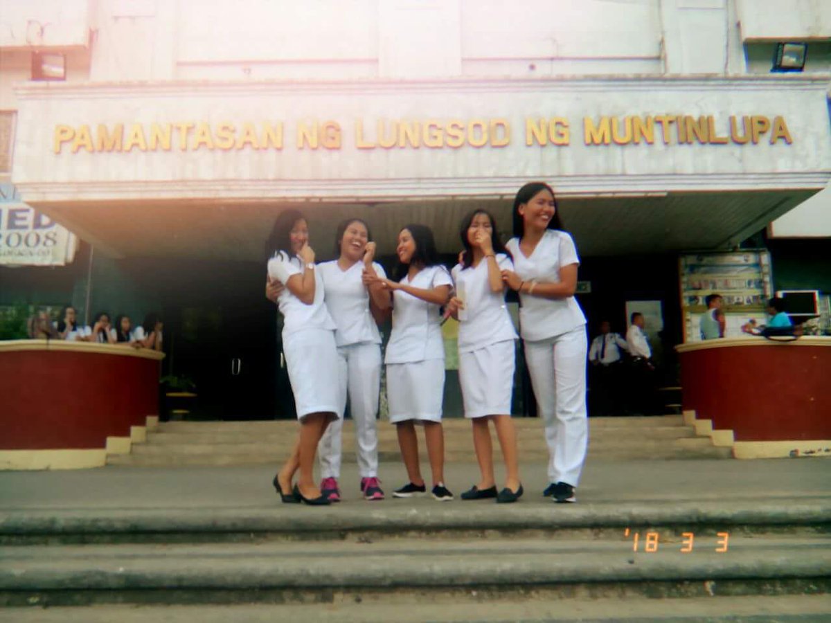 dolores_rona's tweet photo. Ang saya sa pakiramdam na kahit minsan pagod ka na sa OJT at THESIS mo nagagawa padin naming mag samasama 😘😍 
#Gradwaiting
#ClassPicture https://t.co/JYSkxJ15Xs