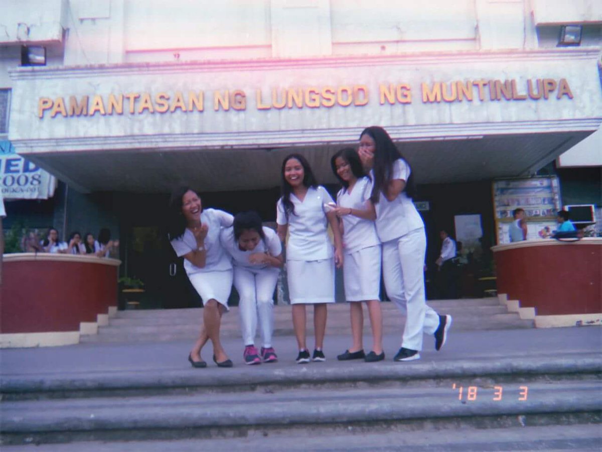 dolores_rona's tweet photo. Ang saya sa pakiramdam na kahit minsan pagod ka na sa OJT at THESIS mo nagagawa padin naming mag samasama 😘😍 
#Gradwaiting
#ClassPicture https://t.co/JYSkxJ15Xs