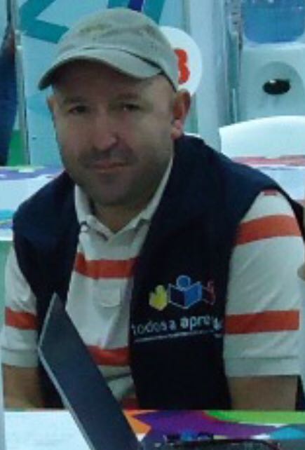 PTA_Colombia's tweet photo. Cuando fallece un tutor del @PTA_Colombia se estremece el corazón de miles de personas. En memoria de Hugo Arboleda, a quien despedimos con la admiración de su formadora, de sus compañeros y del colegio que acompañó. Gracias por transformar la calidad de la educación de Colombia. https://t.co/W809zbzrx7