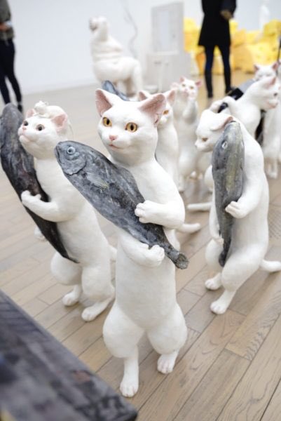 Johnny_suputama's tweet photo. For her graduation thesis, art student Airi Sugiyama spent a whole year creating this procession of cats from washi paper and clay https://t.co/dX1t6IbX8z https://t.co/0uoF4s5mgn