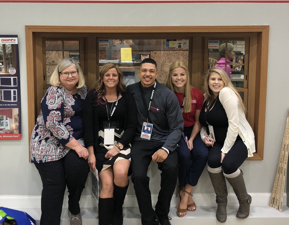 laurabramirez68's tweet photo. Another great day at the Cincinnati home &amp; garden show! I ❤️ this team! https://t.co/u1L233YuXA