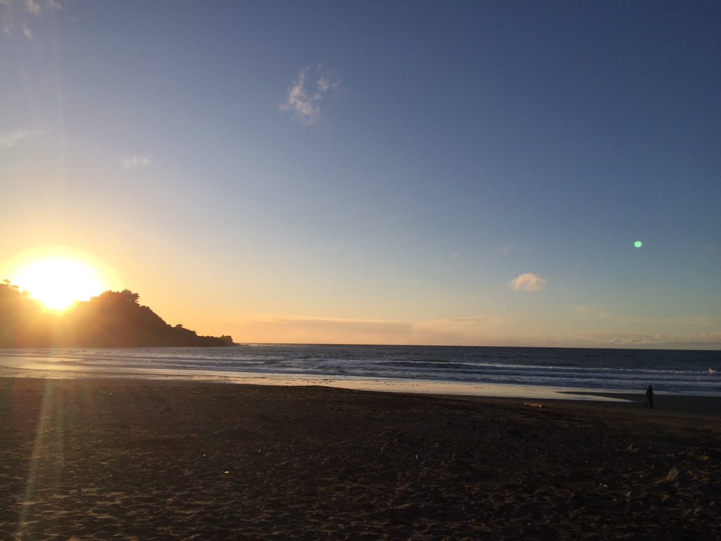 JustinMendoza's tweet photo. The sun ... sets ... on winter's soul. #PacificaStateBeach https://t.co/CVgdxfbaEm