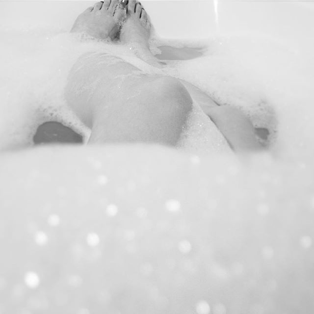DyeStormere's tweet photo. Alone time is the best time! ๐
.
Hope you all have an enjoyable evening. ๐
.
.
.
#righthererightnow #alonetime #bubblebath #neverenoughbubbles #dyestormere #relax #metime #selfie #bathroomselfie #becauseclassy #smile #goodnight #dirty #timetogetwet #โฆ https://t.co/P5iRASJ4LM https://t.co/ukk8oqHlMn