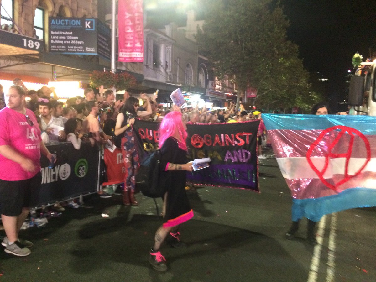 AnarchistPink's tweet photo. #40YearsOfStruggle #MardiGras40 #PinkBloc #mardigras2018 https://t.co/8uxWZpiIjM