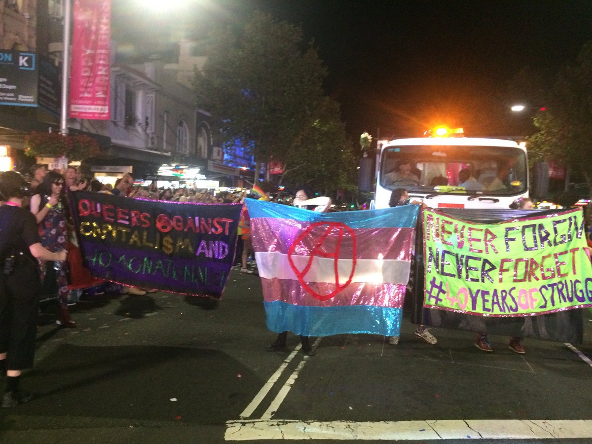AnarchistPink's tweet photo. #40YearsOfStruggle #MardiGras40 #PinkBloc #mardigras2018 https://t.co/8uxWZpiIjM
