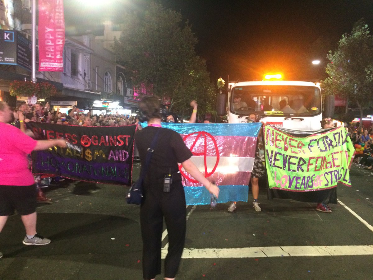AnarchistPink's tweet photo. #40YearsOfStruggle #MardiGras40 #PinkBloc #mardigras2018 https://t.co/44VFNmRvzo