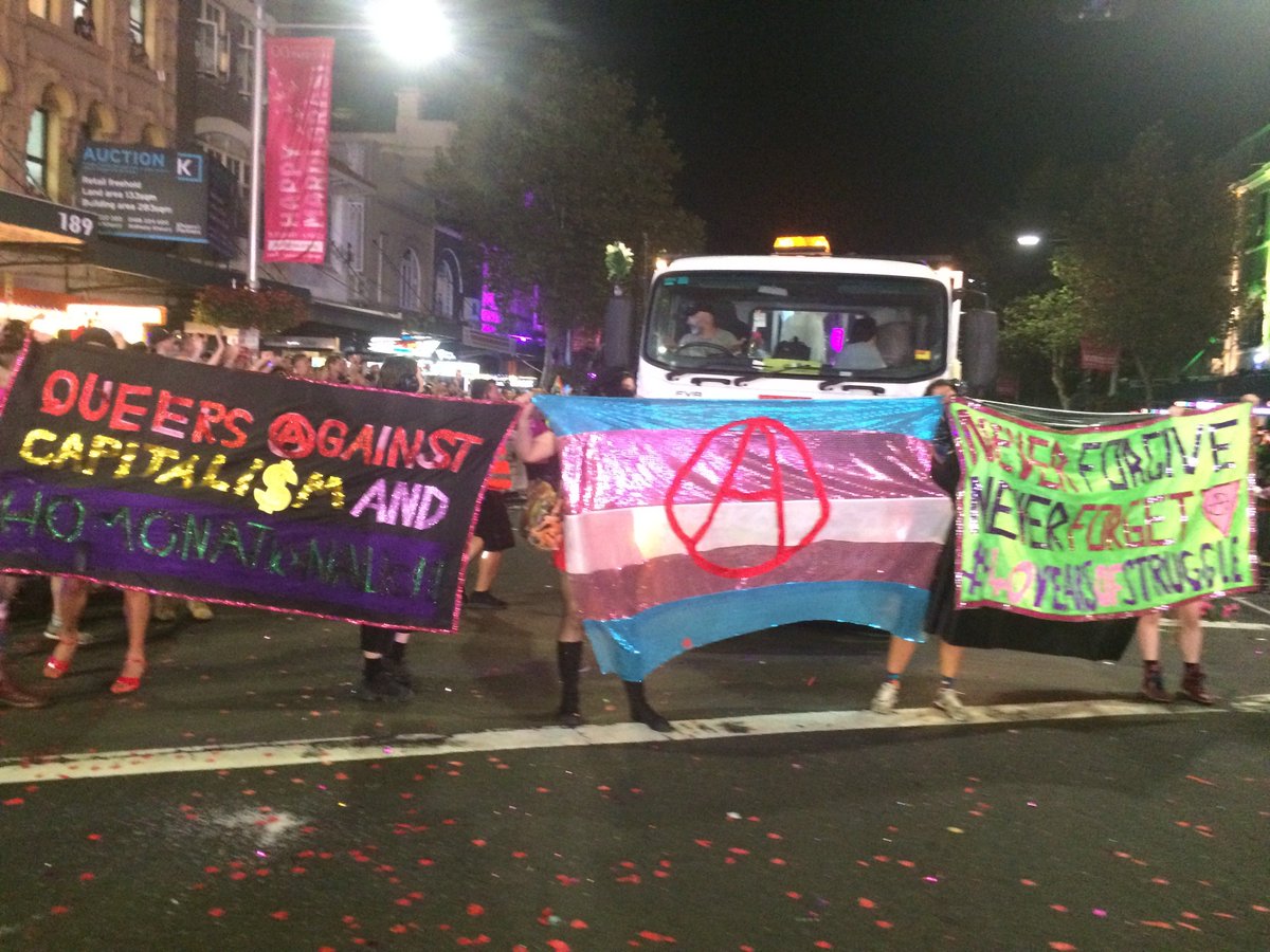 AnarchistPink's tweet photo. #40YearsOfStruggle #MardiGras40 #PinkBloc #mardigras2018 https://t.co/44VFNmRvzo