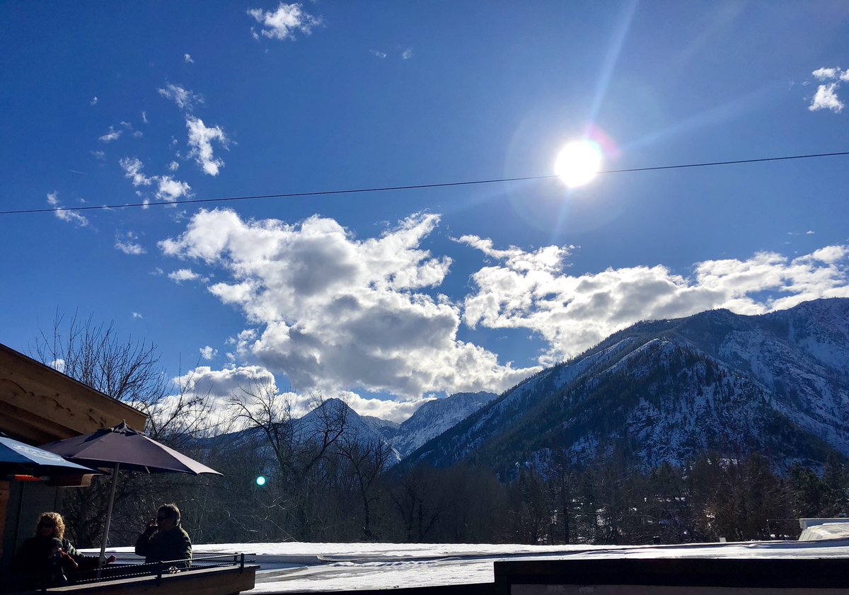 LLGetaways's tweet image. Best lunch view in town! Thank you @MunchenHaus for the perfect lunch spot! ☀️🌭🍻