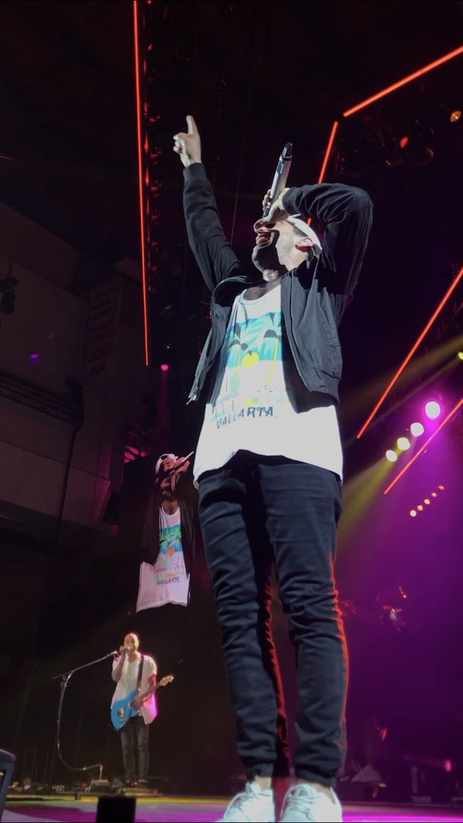 Becca_Fairhurst's tweet photo. I’m rewatching my footage from last night and honestly just give them a break. Clearly they love what they do and they’re pretty damn good at it. They ALWAYS put on a good show and as long as they’re loving us and we’re loving them, why can’t we just enjoy life #IStandWithHedley https://t.co/6DWVjEp3tU