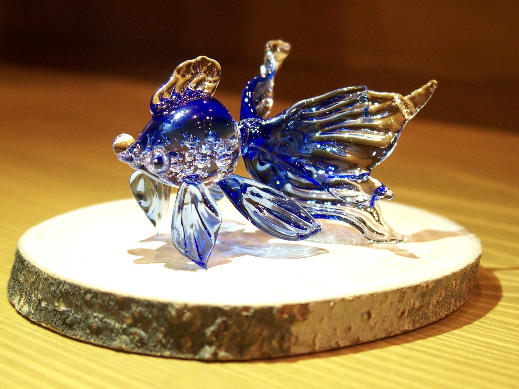 Paraglass パラグラス Winter Goldfish ガラス細工の青い金魚を作ってみまた 金魚のお腹に泡を入れることで水中のみずみずしさを表現つつ この季節特有の冬の儚さを金魚に投影してみました ガラス ガラス細工 金魚 T Co