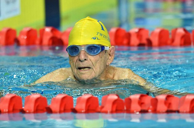 noticias24's tweet photo. ¡Insólito! Anciano de 99 años rompe récord al nadar 50 metros en un minuto - https://t.co/v3vYFHkZCA https://t.co/evFJ25rrS0