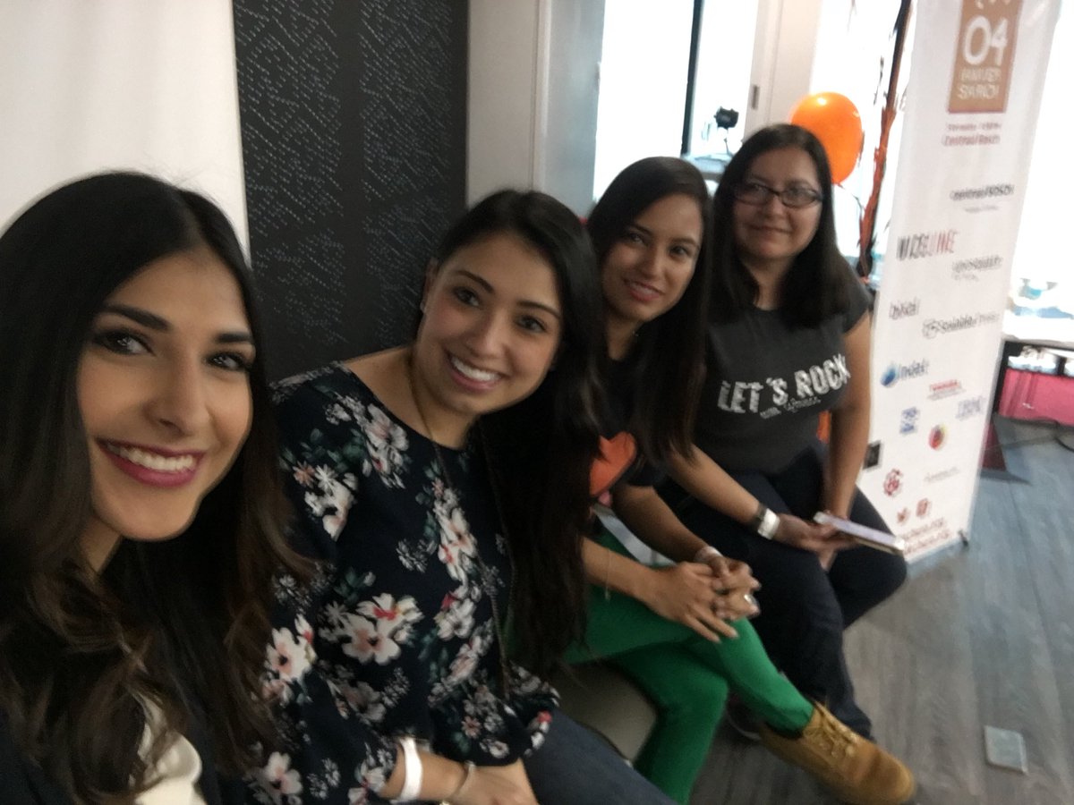 abriltl's tweet photo. @T3chWo no podía faltar la selfie del panel! “lucha de gigantes en Cloud” #Techwo #Aniv4TW #WomenInTech https://t.co/XzlVl5QLWZ