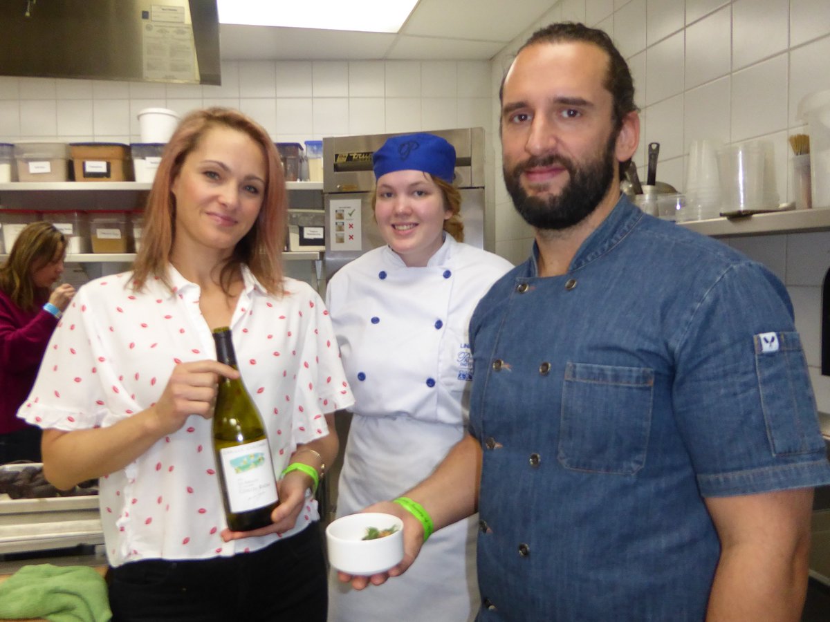 itravellen's tweet photo. @VanWineFest @picachef #PicaKitchenParty @chefstableBC
@oysterbaywines #OysterBayBrutRose #DarylPrefontaine #KellyLadbrook @rabbitsfootyvr #TobyNeumann #LindsayPolajzar #ChefTobiasGrynon #VinsJeanLucColomboLesAbeillesBlanc @milkcomms @HHonwine https://t.co/FRYJFLnsYe