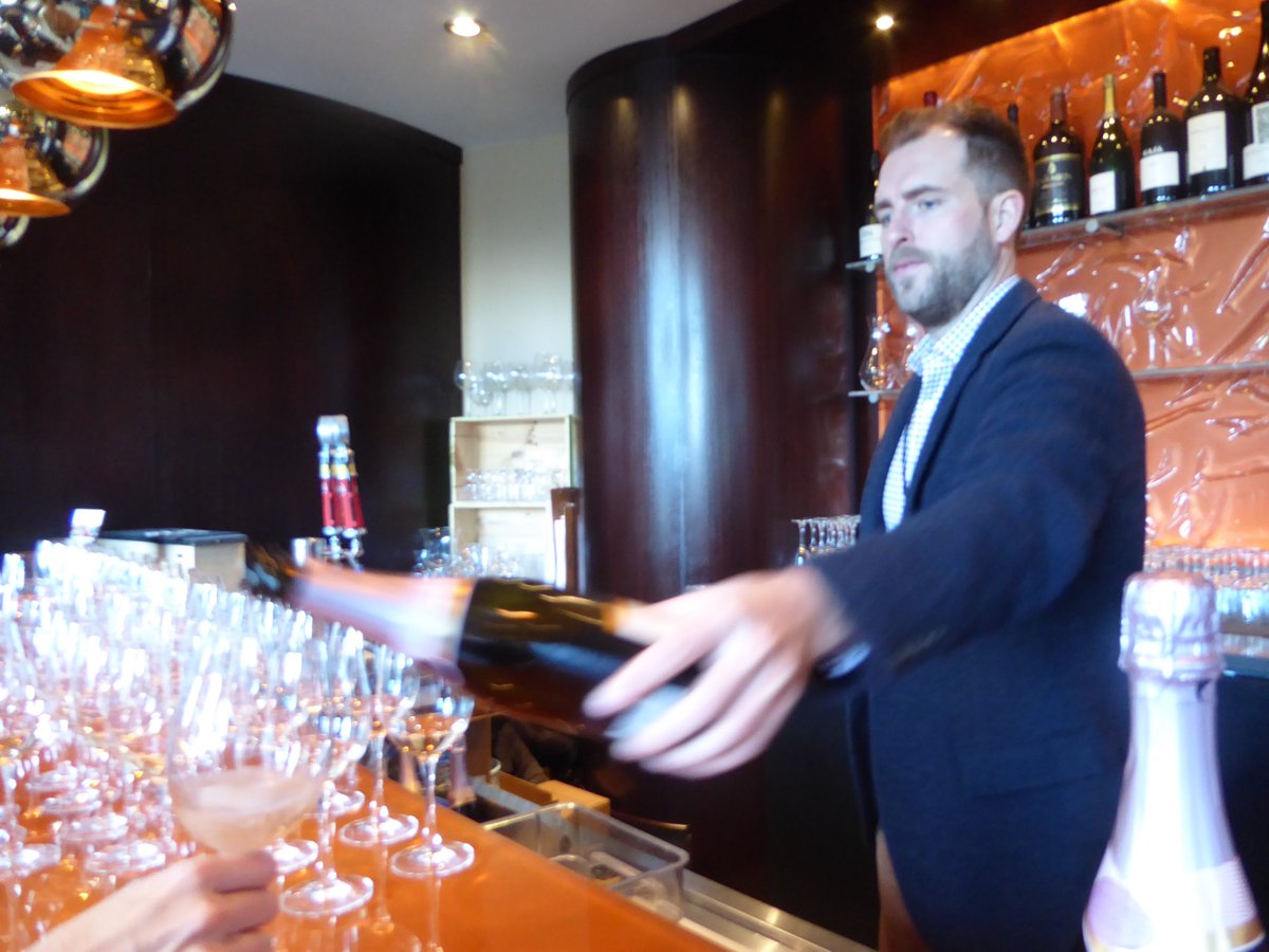 itravellen's tweet photo. @VanWineFest @picachef #PicaKitchenParty @chefstableBC
@oysterbaywines #OysterBayBrutRose #DarylPrefontaine #KellyLadbrook @rabbitsfootyvr #TobyNeumann #LindsayPolajzar #ChefTobiasGrynon #VinsJeanLucColomboLesAbeillesBlanc @milkcomms @HHonwine https://t.co/FRYJFLnsYe