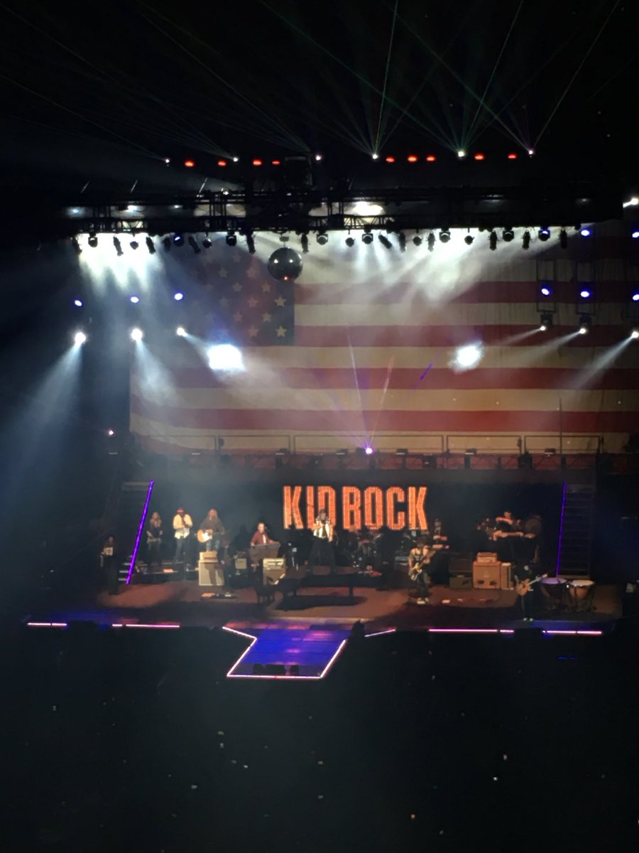NicoleMosher7's tweet photo. Out of all the times I’ve seen #kidrock  , this was hands down the best concert ever !!! https://t.co/MoE7TegSZ9