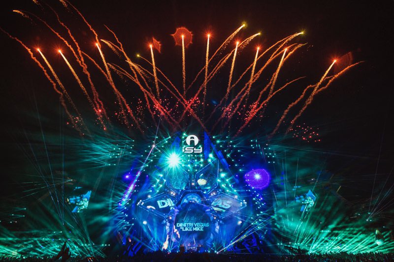 dimitrivegas's tweet photo. Lighting up the Chinese Sky 💥 @likemike @ISY_MF https://t.co/iELAlbK37H
