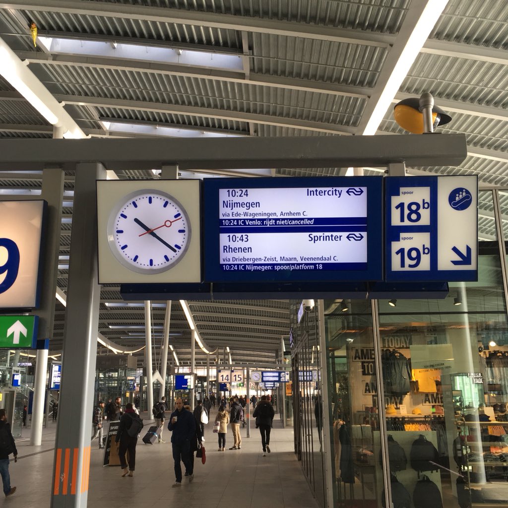 srprstrainrun's tweet photo. Derde #surprisetrainrun is van start. We zitten in de trein naar Arnhem en hebben besloten uit te stappen bij station Veenendaal-De Klomp. Vanaf daar lopen we hard naar Rhenen. #reisjefit #STR3 https://t.co/9QKAI0QKw1