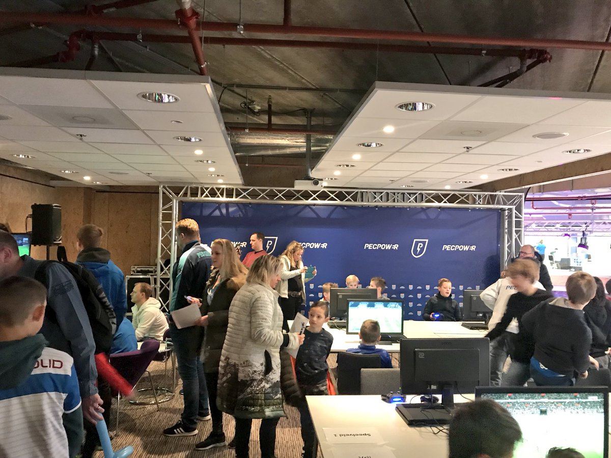 pecesports_'s tweet image. 🎮 Het @PECPOWER FIFA 18 Toernooi is in gang gezet op het PEC Zwolle &amp;amp; Molecaten Kidsevent. #peczwolle #peczwolleesports #pecpower #kidsevent #zwovvv