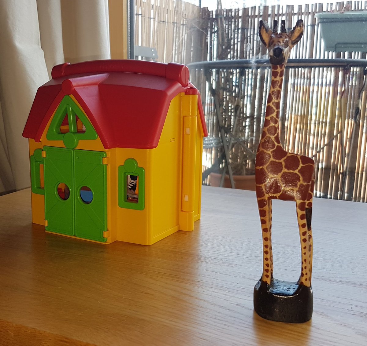 tomnewby's tweet photo. "Daddy, giraffe won't fit in". 🇰🇪 #presentfail https://t.co/05QPLZNHf6