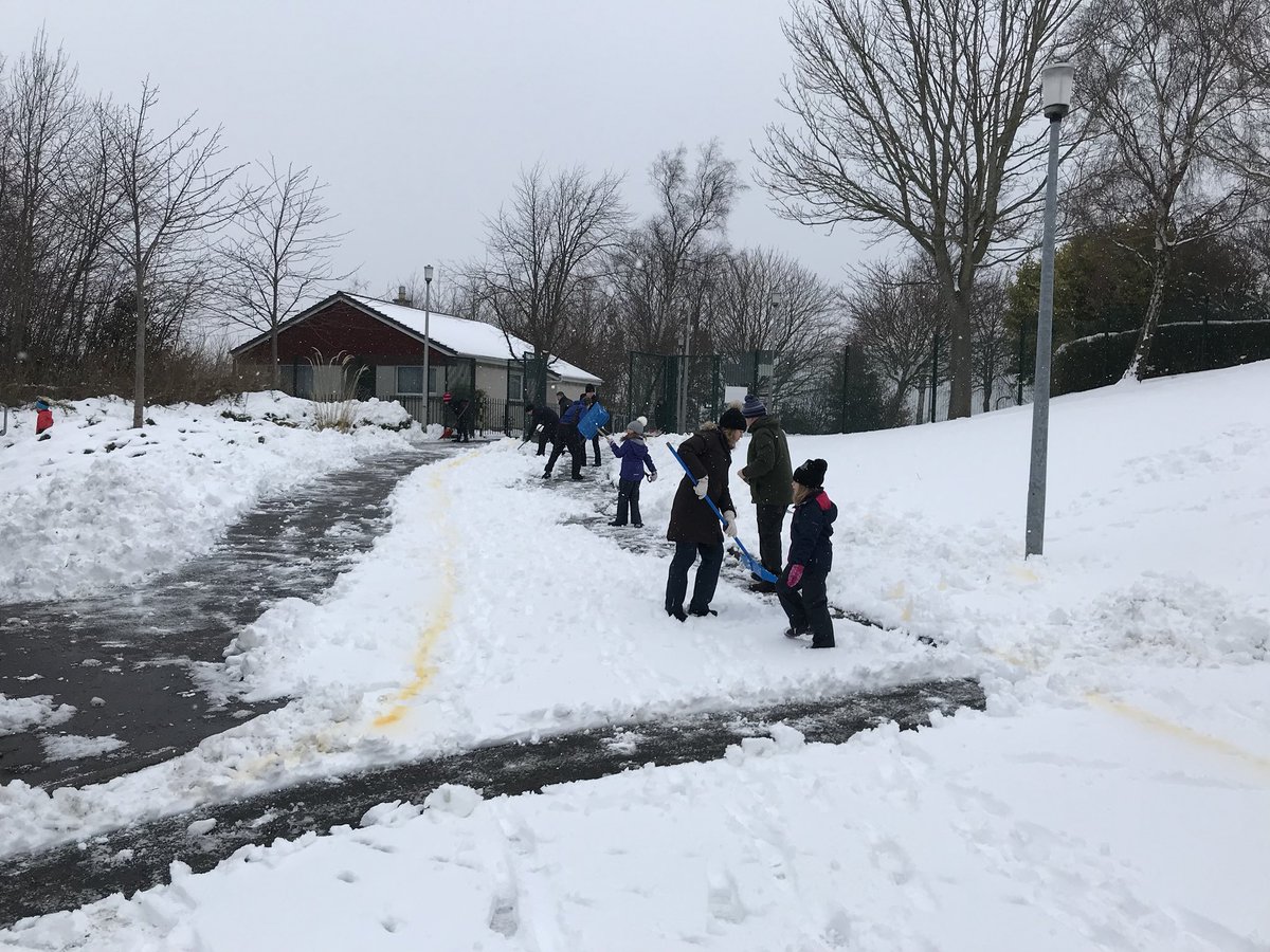 TallManPeter's tweet image. Community spirit clearing the school grounds @Edinburgh_CC @PentlandPS #snowcleanup #anymorehelpoutthere?