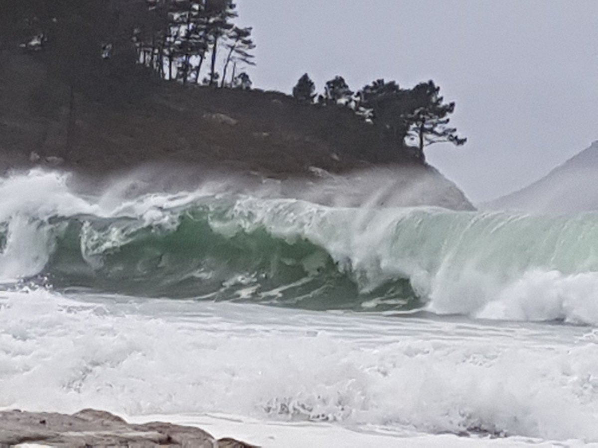 MeteoGalicia's tweet photo. As vosas fotos: Concha Santamaría amósanos como as ondas do suroeste chegan á punta de Aguieira (Porto do Son). Grazas! https://t.co/4Vo38hjOug