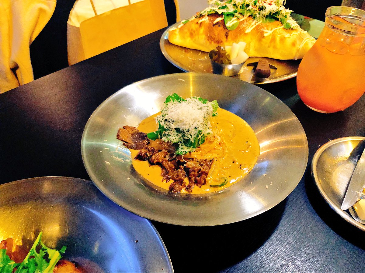 list_yang's tweet image. 신라호텔 출신의 셰프가 운영하고있는 곳이다. 자리가 협소한 편이라 늘 웨이팅이 있을 법하다. 슈퍼문 피자는 생각보다 크기가 큰편이고 적당히 느끼하다. 찹스테이크도 훌륭한 맛. 페퍼 크림 파스타는 굉장히 꾸덕하지만 살짝 매콤해 과하게 느끼한 느낌이 없다. 무조건 재방문