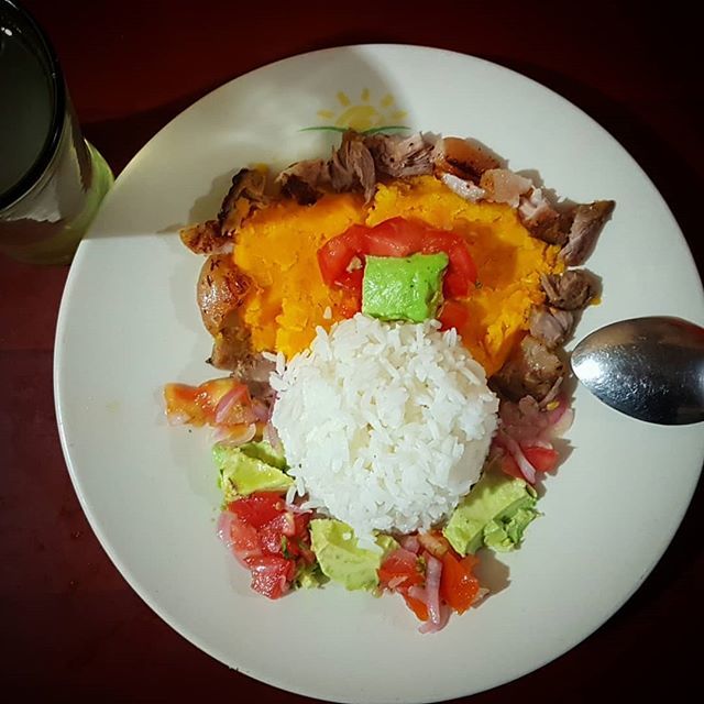 guilwil's tweet photo. FRITADA DE CHANCHO ACOMPAÑADA DE ARROZ, TORTILLA DE PAPAS, ENSALADA Y AGUACATE

#ComidaEcuador #FoodLook #ComidaRica #EstoEsEcuador #comidaencasa #ComidaLatina #ComidaColombiaba #comidaperuana #CarneDeRes #foodlover #youtubeec #YoutubeFood #blogfood #you… https://t.co/Wdg8LW1flU https://t.co/msXQIcXmGp