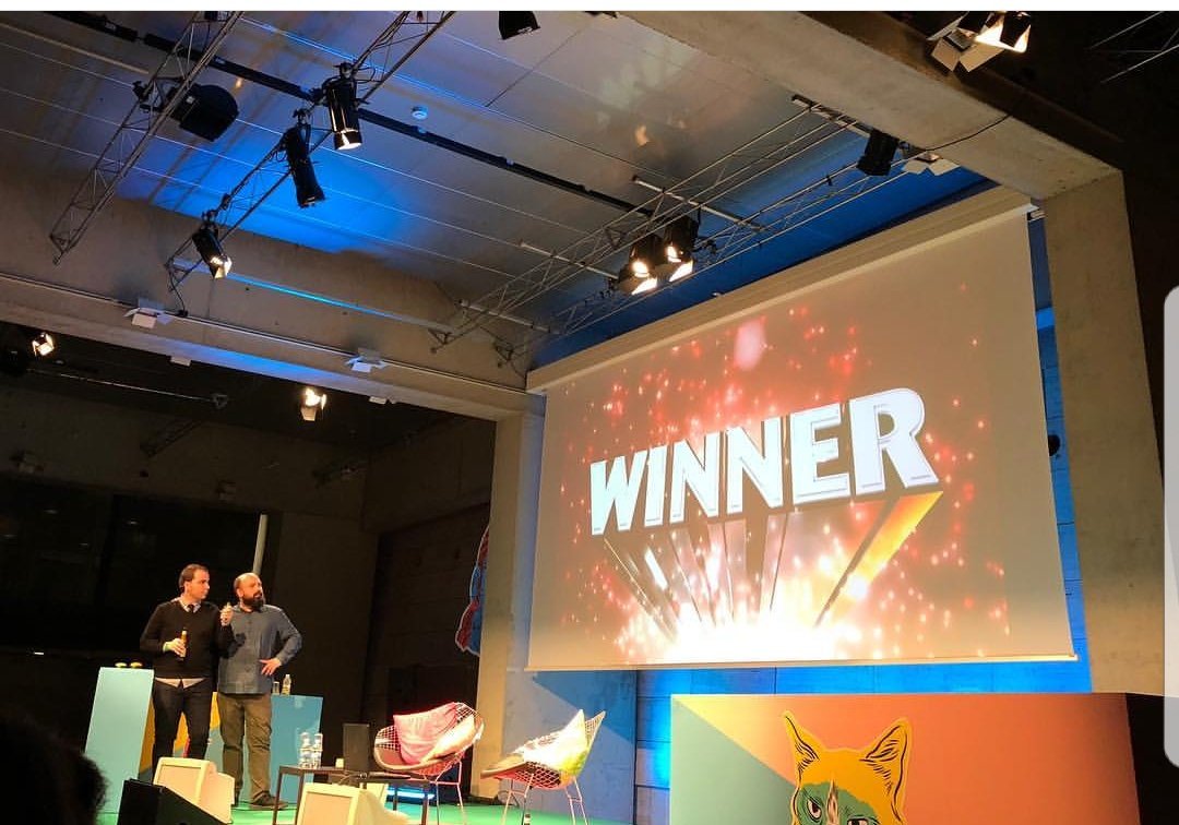 hematocritico's tweet photo. Esta imagen de @DesireedeFez que nos hizo ayer culminando el #memecccb describe perfectamente cómo nos sentimos Los Hermanos Podcast en el show. Qué bien lo pasamos https://t.co/UIKwpiVuYH