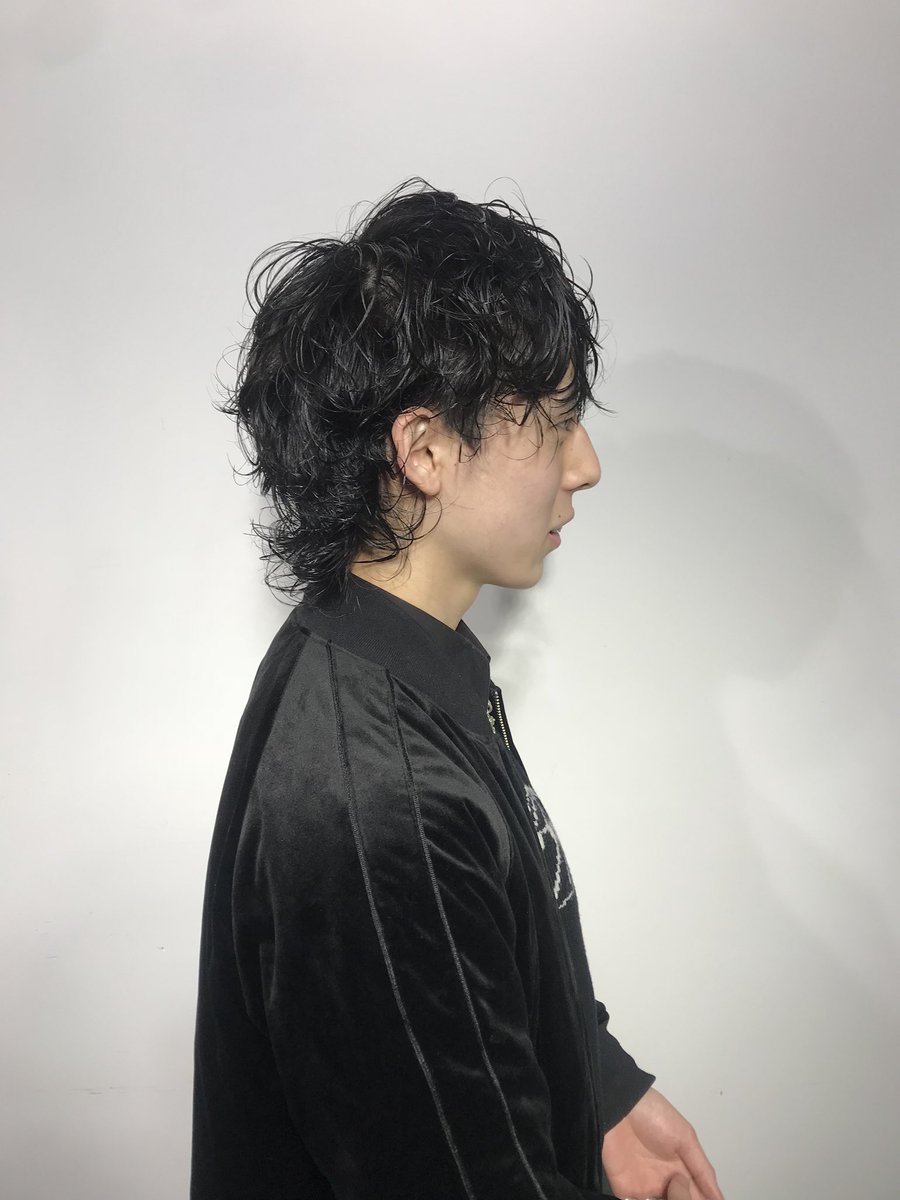 Atsutoshi Garte代表 ウルフスタイルの進化形 80年代風のエモいパーマウルフ ウルフヘアに毛先にパーマをかけ ウエット系のスタイリング剤セットします パーマかけるとスタイリングは2秒で決まります