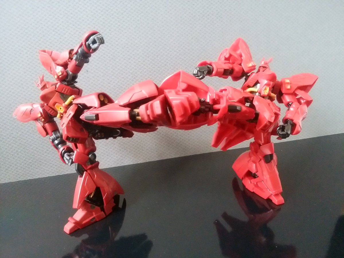 hmz54321's tweet photo. #Gフレーム サザビー。#HCPro より若干小さめ。やっぱ太めで胴が詰まった感じのGフレームが好みかな。ディテールと塗り分けは圧倒的にHCProがイイ。このシリーズ、関節プラプラ以外はとっても良かったのになあ。続かなくて残念。 https://t.co/PFcSn71o8A