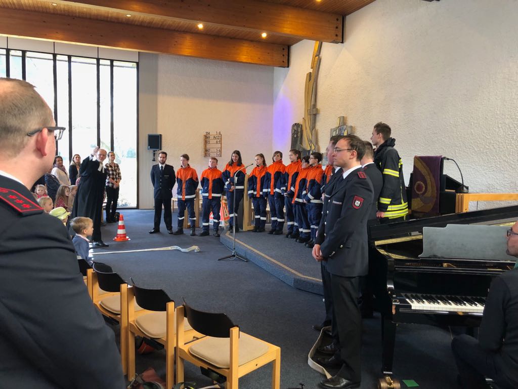 Feuerwehr_WN's tweet photo. Blaulicht-Gottesdienst unter Mitwirkung der Jugendfeuerwehr.
Super Event - herzlichen Dank an Pfarrer Bernhard Elser! https://t.co/zgcR3gTQzC