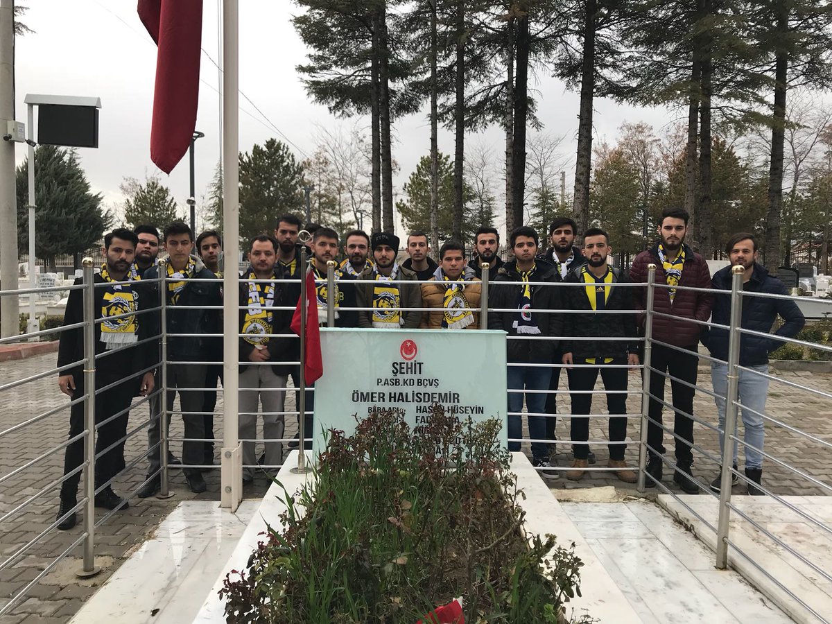 AksarayUNIGFB's tweet photo. Şehidimiz Ömer Halisdemir'in mezarını ziyaret ettik. Allah tüm aziz şehitlerimizin ruhunu şad eylesin, Peygamber efendimize komşu eylesin.. https://t.co/9ckC7Mqsek
