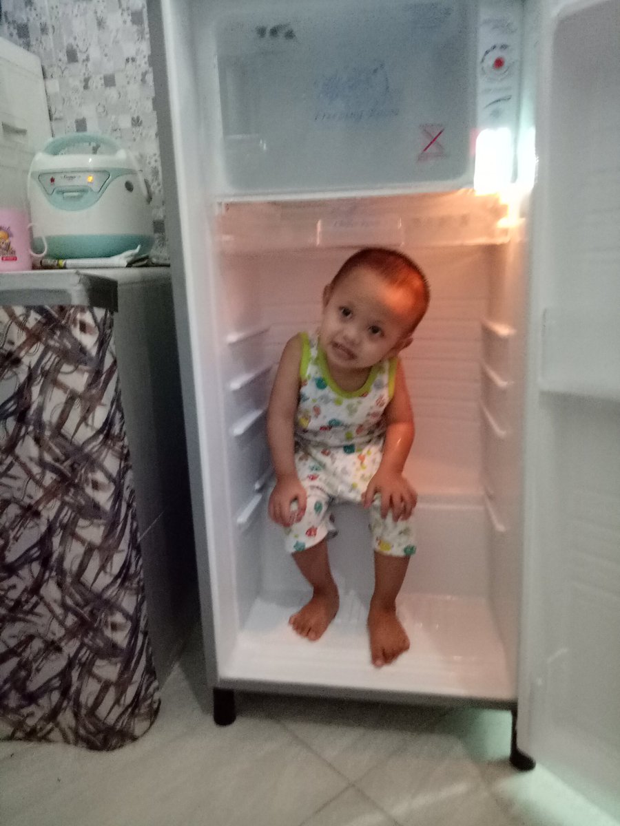 hadi_chef's tweet photo. kelakuan anak lanang.. melu2 nyuci kulkas hahah https://t.co/RVVqp7Bdw4