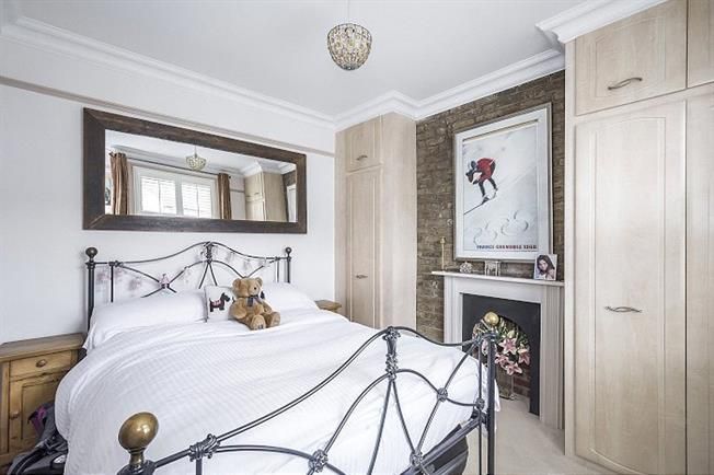 Hamptons_Kens's tweet photo. Sunday Feature Property 💫🏡

3 Bedroom Terraced House For Sale - Fulham, London, SW6

An outstanding double fronted period house in the centre of Fulham, offering flexible accommodation as well as easy access to excellent transport.

https://t.co/otBFgvYeYi https://t.co/N3Os8Y6BoU