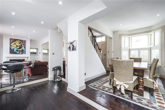 Sunday Feature Property 💫🏡

3 Bedroom Terraced House For Sale - Fulham, London, SW6

An outstanding double fronted period house in the centre of Fulham, offering flexible accommodation as well as easy access to excellent transport.

socsi.in/hamptonssunday…