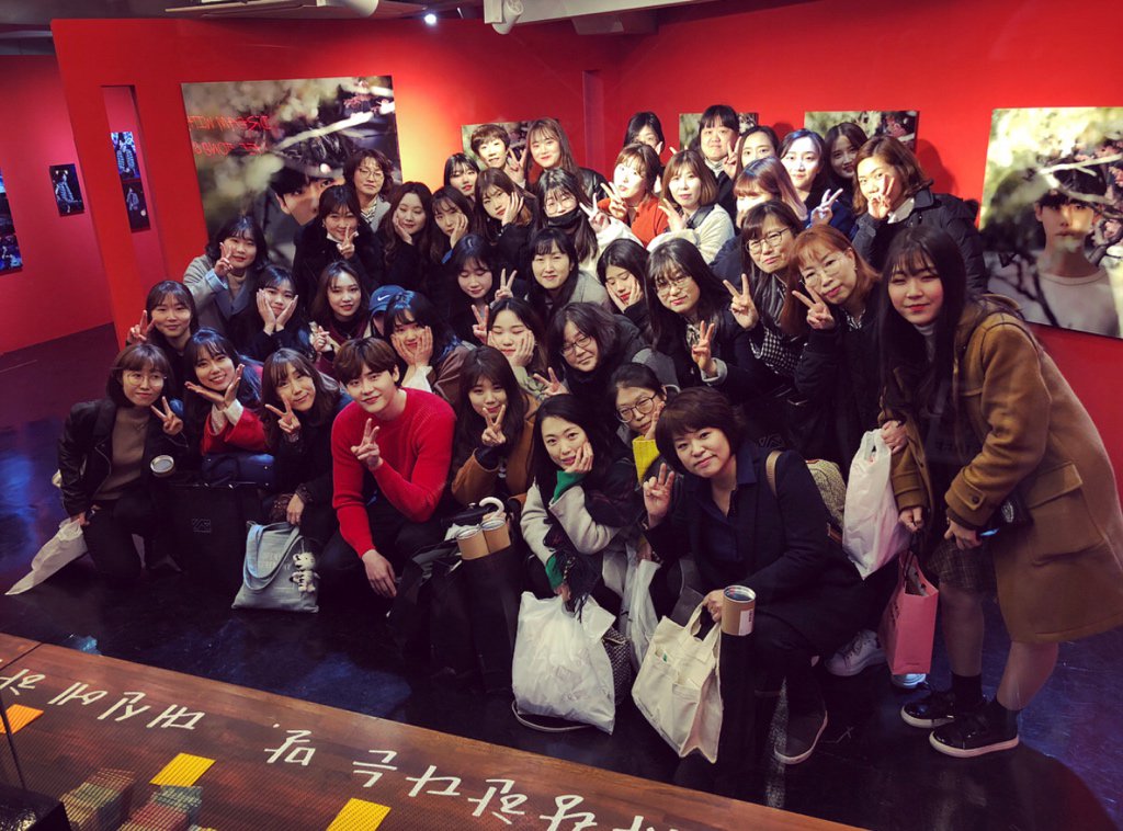 ddochijs's tweet photo. [180304 จงซอกไอจี] วันนี้วันสุดท้าย(ของงาน Exhibition)แล้ว 😭
แทนที่จะพูดว่ารักกัน
ให้เราอยู่ด้วยกันไปนานๆ ดีกว่า 🙆‍♂️ https://t.co/HrPrHVdRN8