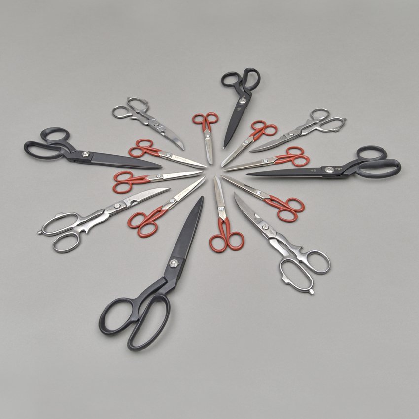 Gut geschnitten ist halb gewonnen. Langlebige Scheren für Atelier, Küche oder Werkstatt: Heissgeschmiedete Scheren aus einer Traditionsmanufaktur in England.

#Schere #Werkstattschere #Papierschere #Gartenschere #Küchenschere