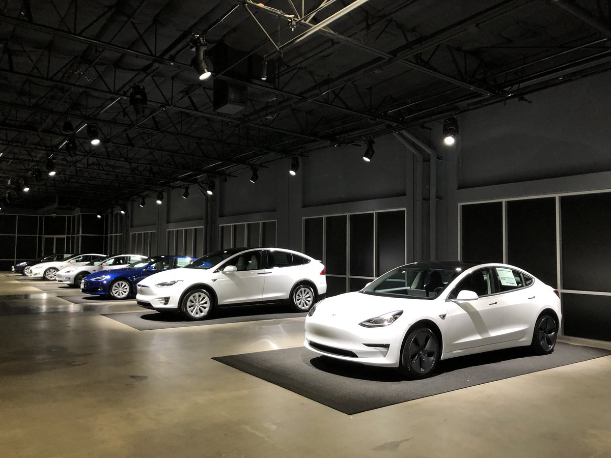 lokichu's tweet photo. @elonmusk Took delivery on a Model3 in Fremont today, disappointing. Older production (#3xxx), body gaps, greasy prints on interior... https://t.co/Utk9a42usK