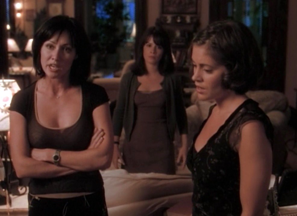 RealCharmedTV's tweet photo. #178DaysofCharmed
S1E3: #Piper is the middle, always trying to stop a fight.
#middlesister https://t.co/mLiUOAIvKM