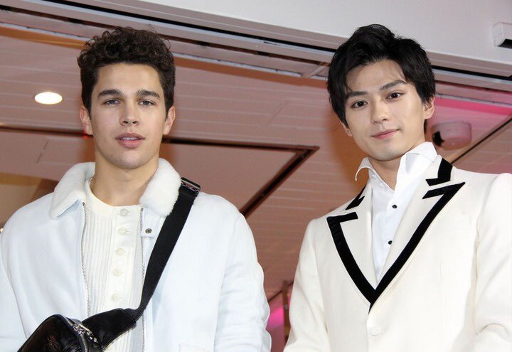 こんなに白い服が似合うのはまっけんぐらいだと思うよ🤙 #新田真剣佑