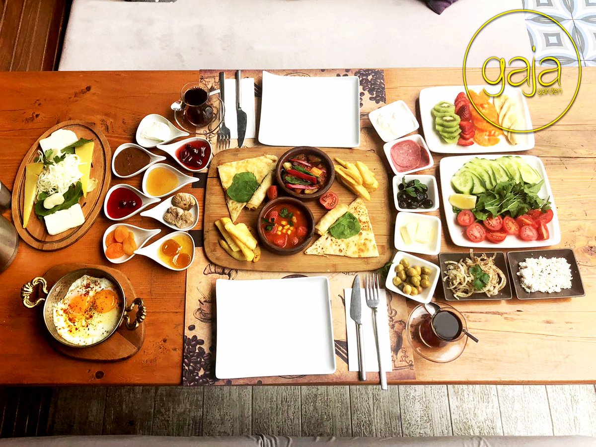 Güzel bir #pazar günü sevdiklerinizle keyifli sohbetlerin yapıldığı lezzetli bir kahvaltıyla başlar👨‍🍳 Kahvaltıdan sonra sıcak bir #kahve ve bol dumanlı #nargile keyfi ile haftanın tüm yorgunluğunu geride bırakabilirsiniz🤗 #kahvaltı #breakfast #nargile #coffee #bakırköy