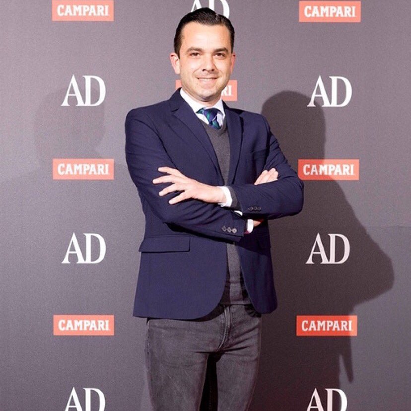 manuelespejome's tweet photo. Noche de reencuentros con grandes compañeros en Los Premios AD. Muchas felicidades a todos los premiados en especial a nuestro querido Pepe Leal (Premio AD al Mejor Interiorista del año) #PremiosAD2018 #PremiosAD #AD #RevistaAD #Campari #TeatroReal @AD_Spain @Teatro_Real https://t.co/nWwc8ngNzj