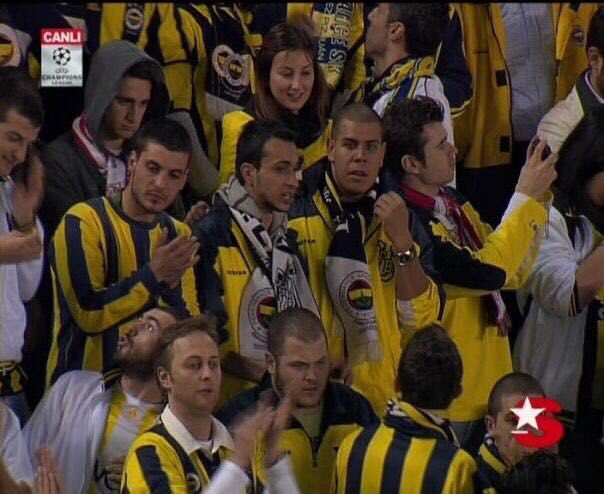 04.03.2008 | Fenerbahçemiz Ramon Sanchez Pizjuan Stadyumu’nda normal süresini 3-2 mağlup tamamladığı karşılaşmada Sevilla’yı penaltılarla eleyip tarihinde ilk defa Şampiyonlar Ligi’nde çeyrek finale yükseldi. #FenerbahçeTarihindeBugün