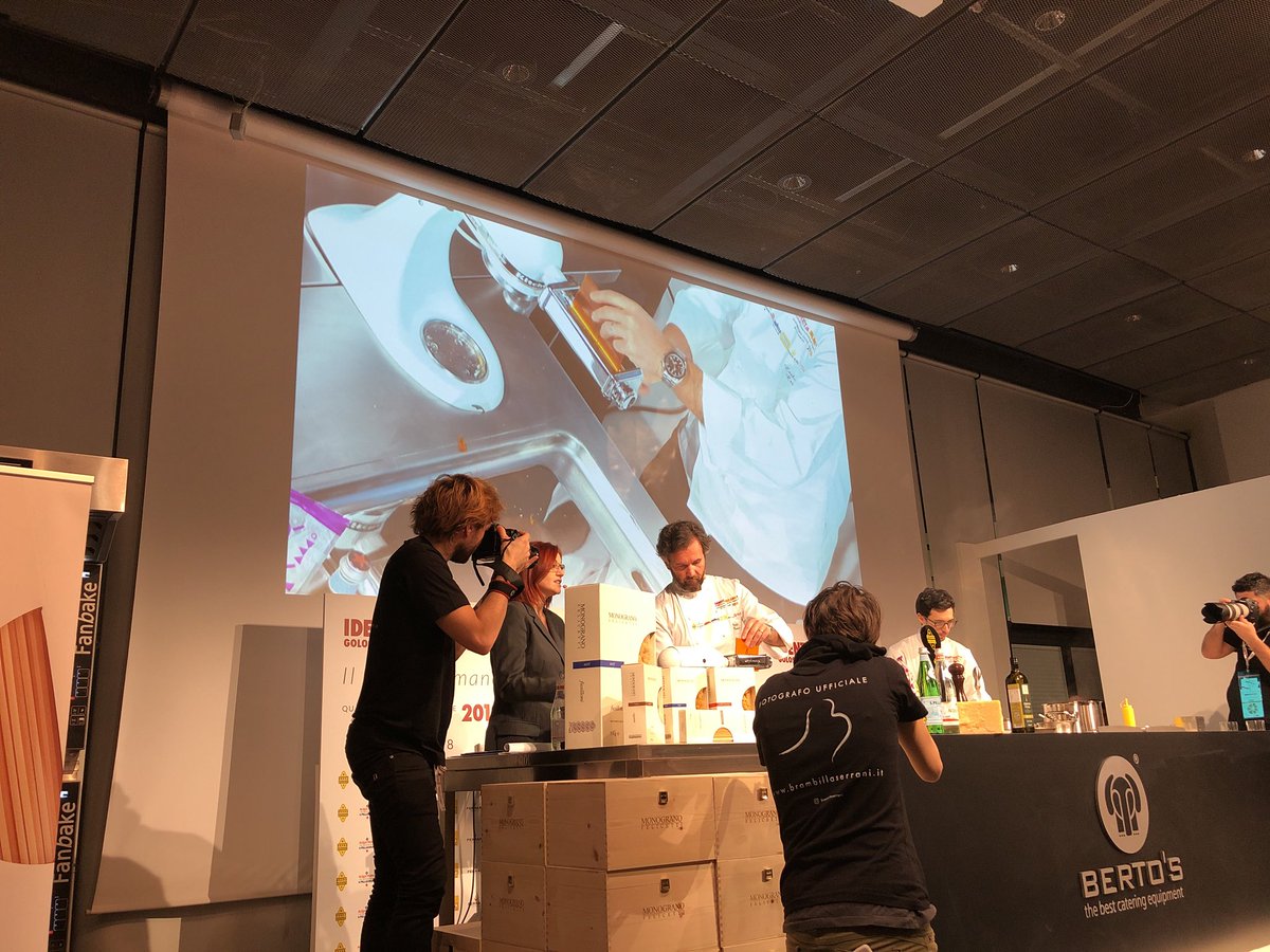 Pasta_Felicetti's tweet photo. L’intervento di @craccocarlo e l’omaggio al Maestro Gualtiero Marchesi, al Raviolo aperto: ricette, i piatti realizzati, di ricordi dello chef. #IGMi18 #chefmonograno _IG18 https://t.co/II6vtJfFuR