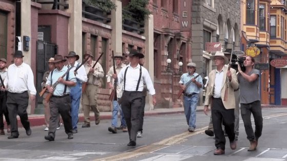QuindaroPress's tweet photo. From our new blog HISTORY IS POWER — In 1917, a posse of 2,000 marched the strikers at a copper mine in Bisbee, Arizona, into cattle cars and shipped them to the New Mexico desert.

My review of “Bisbee ’17“: https://t.co/PzqeXAp9zf https://t.co/bxCykAlqIQ
