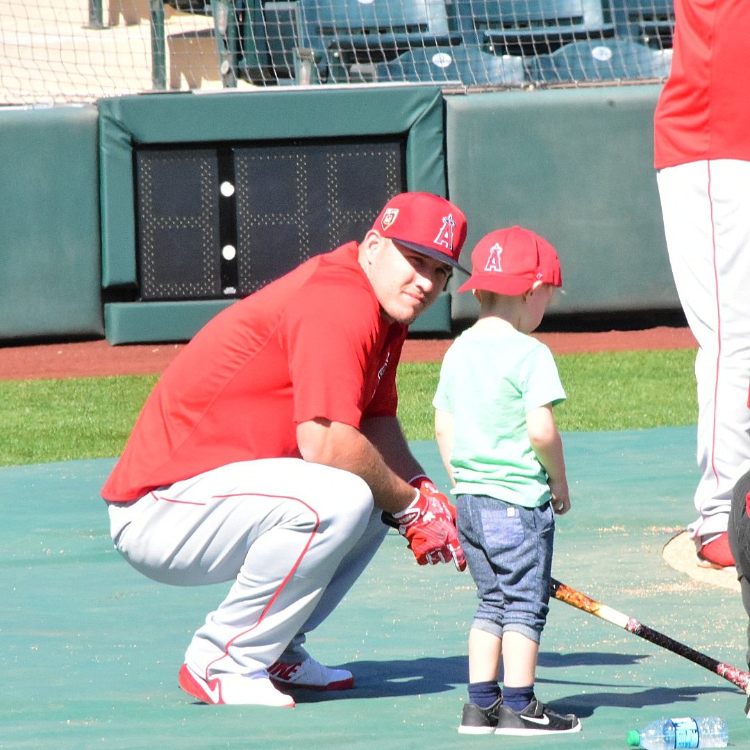 MeisyuSuzuki's tweet photo. 球団のお偉いさんのお子様とマイク・トラウト選手。3/3/2018 
Tempe Diablo Stadium
Anglesの中田翔さん的な？
#MikeTrout 
#LAASpring #GoAngles #angles #losangelesangles #shohei #laa #laangles #Trout https://t.co/Pca2m5qFMn