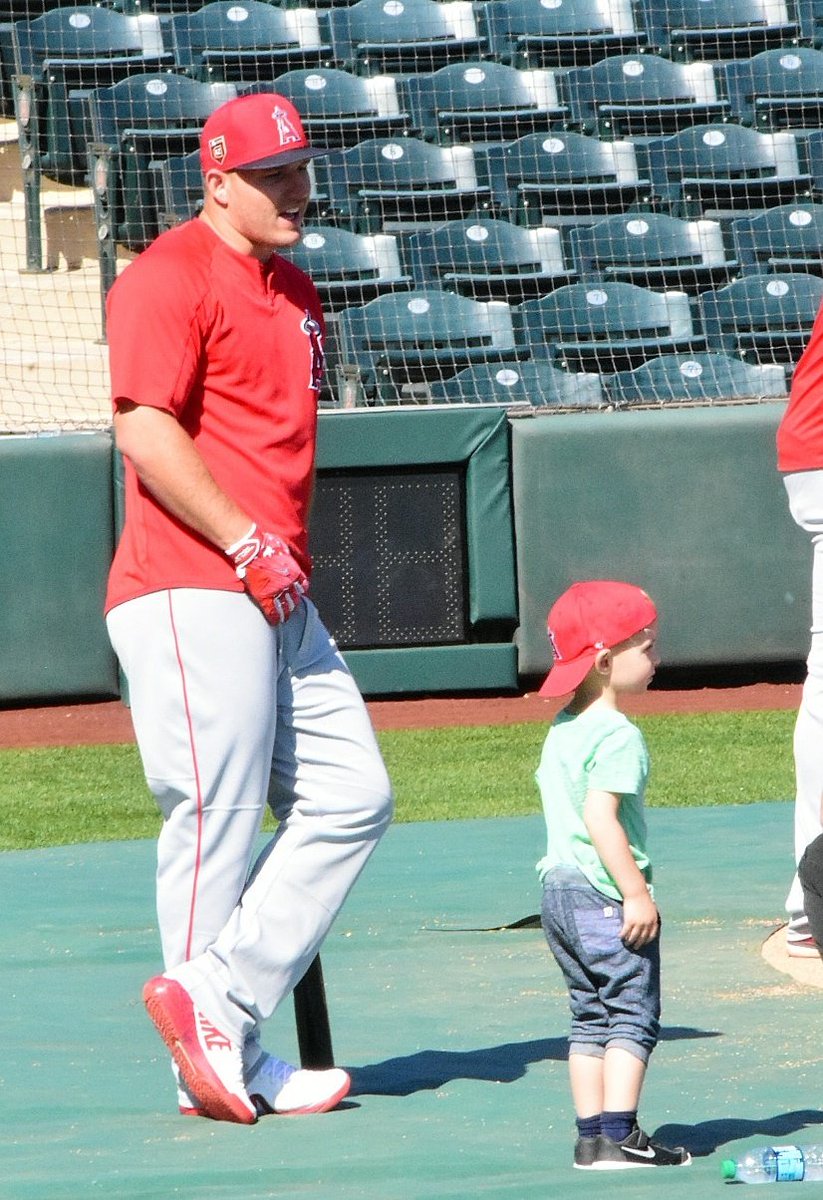 MeisyuSuzuki's tweet photo. 球団のお偉いさんのお子様とマイク・トラウト選手。3/3/2018 
Tempe Diablo Stadium
Anglesの中田翔さん的な？
#MikeTrout 
#LAASpring #GoAngles #angles #losangelesangles #shohei #laa #laangles #Trout https://t.co/Pca2m5qFMn